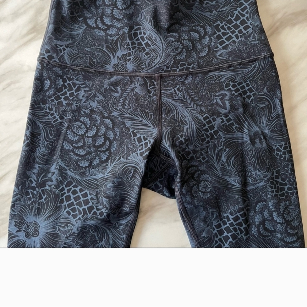 Lululemon Wunder Under Crop Leggings, Black and Blue Floral, Size 4 - Picture 3 of 10